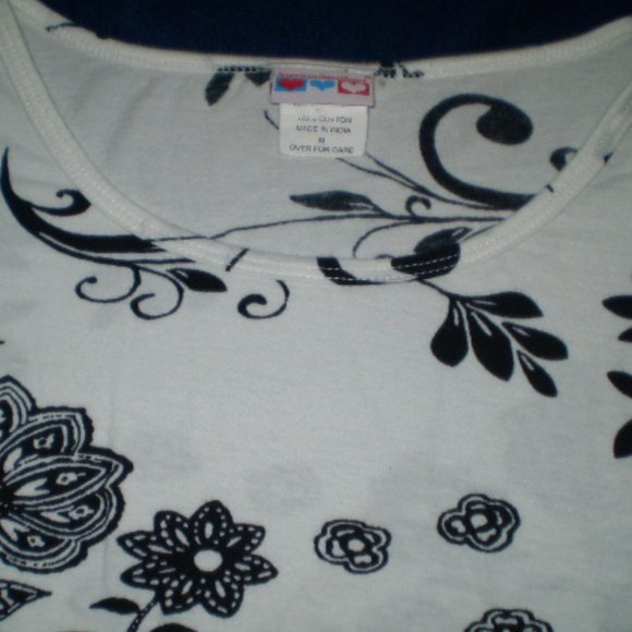 SIZE: MEDIUM~WHITE/BLACK FLORAL PRINT..3/4 SLEEVE~KNIT TOP~MINT CONDITION - Picture 5 of 7
